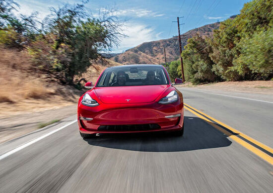 Tesla Model 3, ecco le versioni fino a 500 km di autonomia Tesla Model 3, ecco le versioni fino a 500 km di autonomia