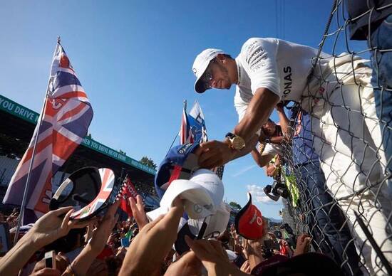 F1, GP Italia 2017: il bagno di folla di Hamilton e tutte le altre news F1, GP Italia 2017: il bagno di folla di Hamilton e tutte le altre news