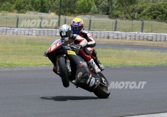 Troy Bayliss dà uno strappo a Mark Webber Troy Bayliss dà uno strappo a Mark Webber