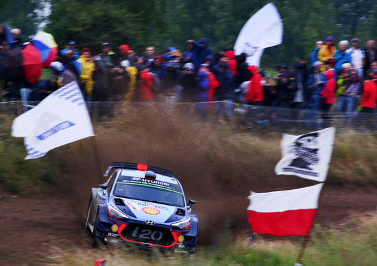 WRC17 Polonia, Day 1. Neuville (Hyundai) nella Tempesta WRC17 Polonia, Day 1. Neuville (Hyundai) nella Tempesta