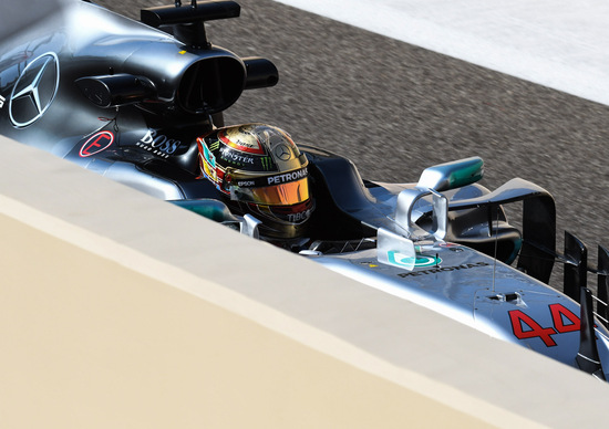 F1, GP Abu Dhabi 2017: il casco mondiale di Hamilton e le altre news F1, GP Abu Dhabi 2017: il casco mondiale di Hamilton e le altre news