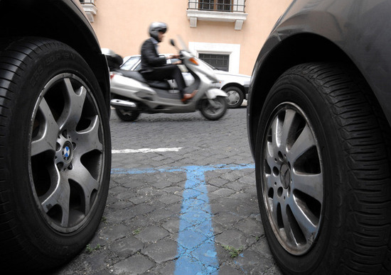 Parcheggi troppo vicino? Commetti reato