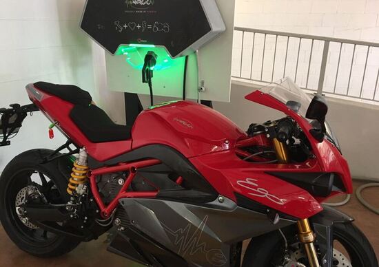 Moto e scooter elettrici, i dubbi sulle patenti e l’accesso in autostrada Moto e scooter elettrici, i dubbi sulle patenti e l’accesso in autostrada