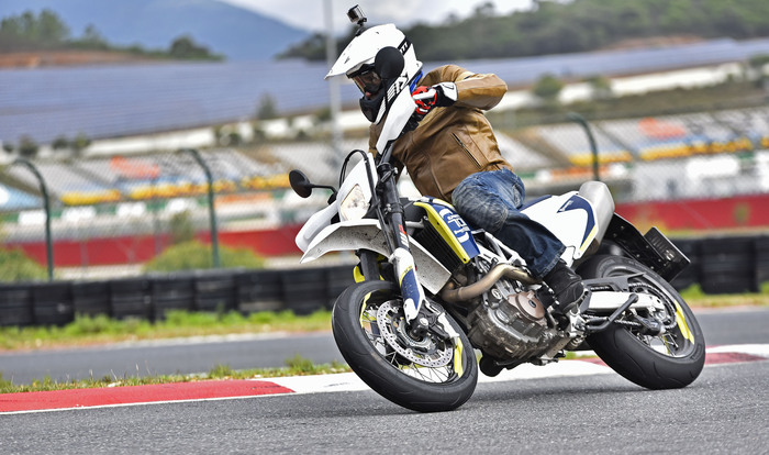 Prova Husqvarna 701 Supermoto - Prove - Moto.it