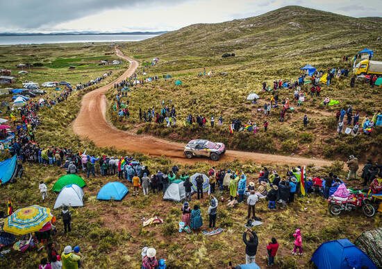 Dakar ‘18. La tappa dei misteri. Sainz (Peugeot) e Van Beveren (Yamaha) al comando a metà Marathon