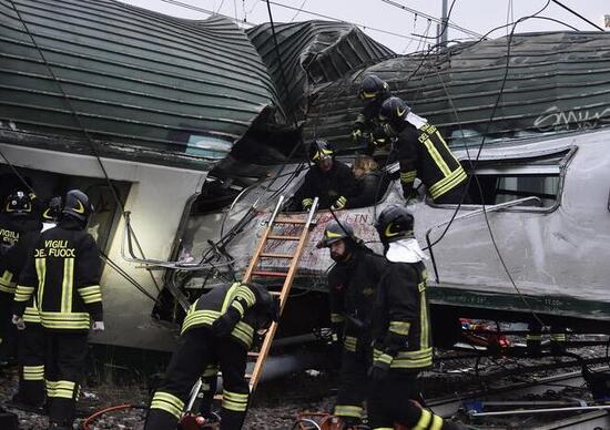 Milano, deraglia treno dei pendolari. Due morti, 10 feriti gravi