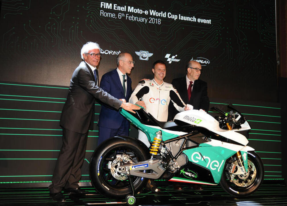 Vito Ippolito della FIM, Francesco Starace di Enel, Loris Capirossi e Carmelo Ezpeleta per la Dorna, insieme alla moto che sarà impiegata nella Moto-e World Cup