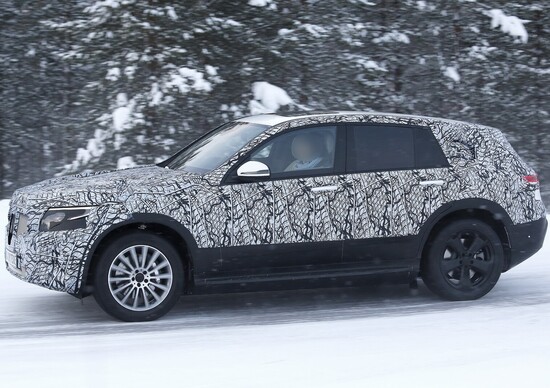 EQ C: il nuovo SUV elettrico Mercedes in test sulla neve 