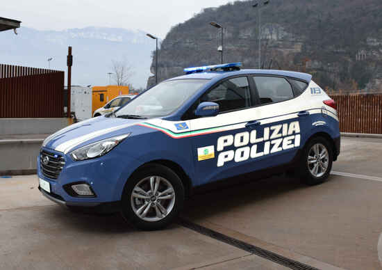 Una hyundai ix35 fuel cell per la polizia news automoto.it La polizia