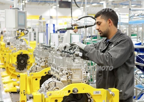 Jaguar Land Rover: forte domanda, raddoppia lo stabilimento di motori Jaguar Land Rover: forte domanda, raddoppia lo stabilimento di motori