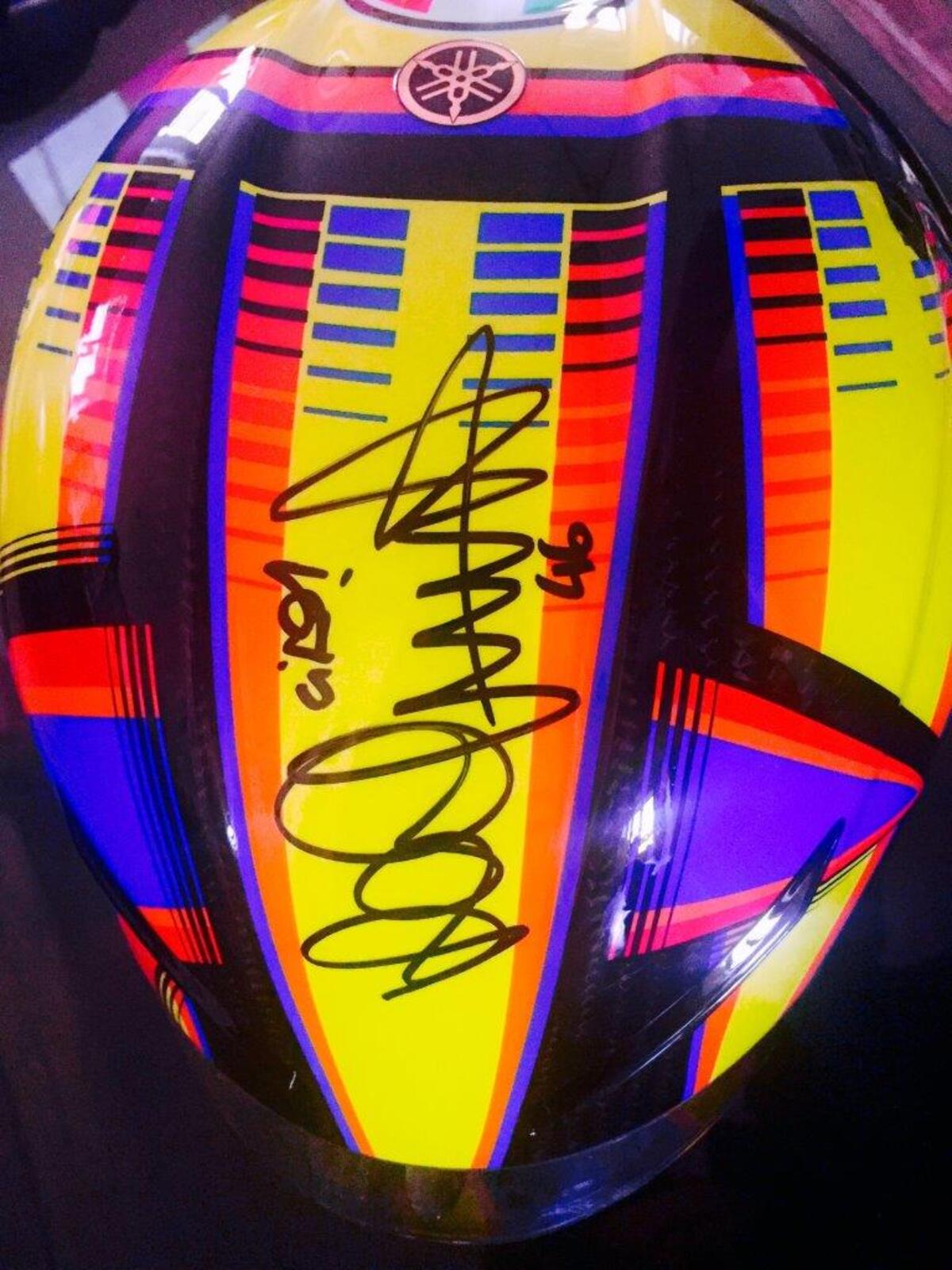 Casco autografato di Valentino Rossi, in beneficenza a 10mila € - MotoGP -  Moto.it