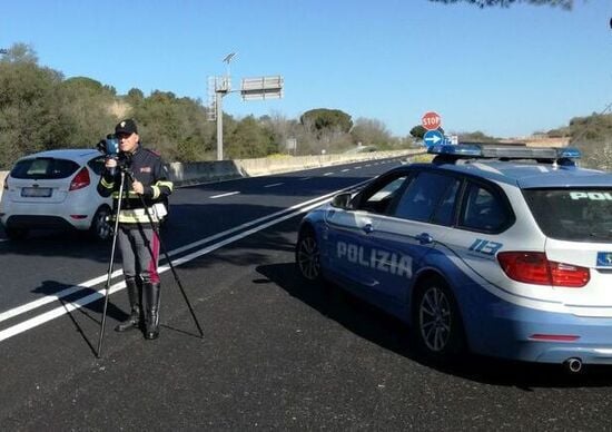 Al cellulare e con bimbo in braccio alla guida: fermato, era senza patente