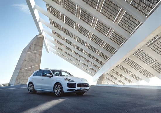 Arriva l'ibrido anche sulla nuova Porsche Cayenne Arriva l'ibrido anche sulla nuova Porsche Cayenne
