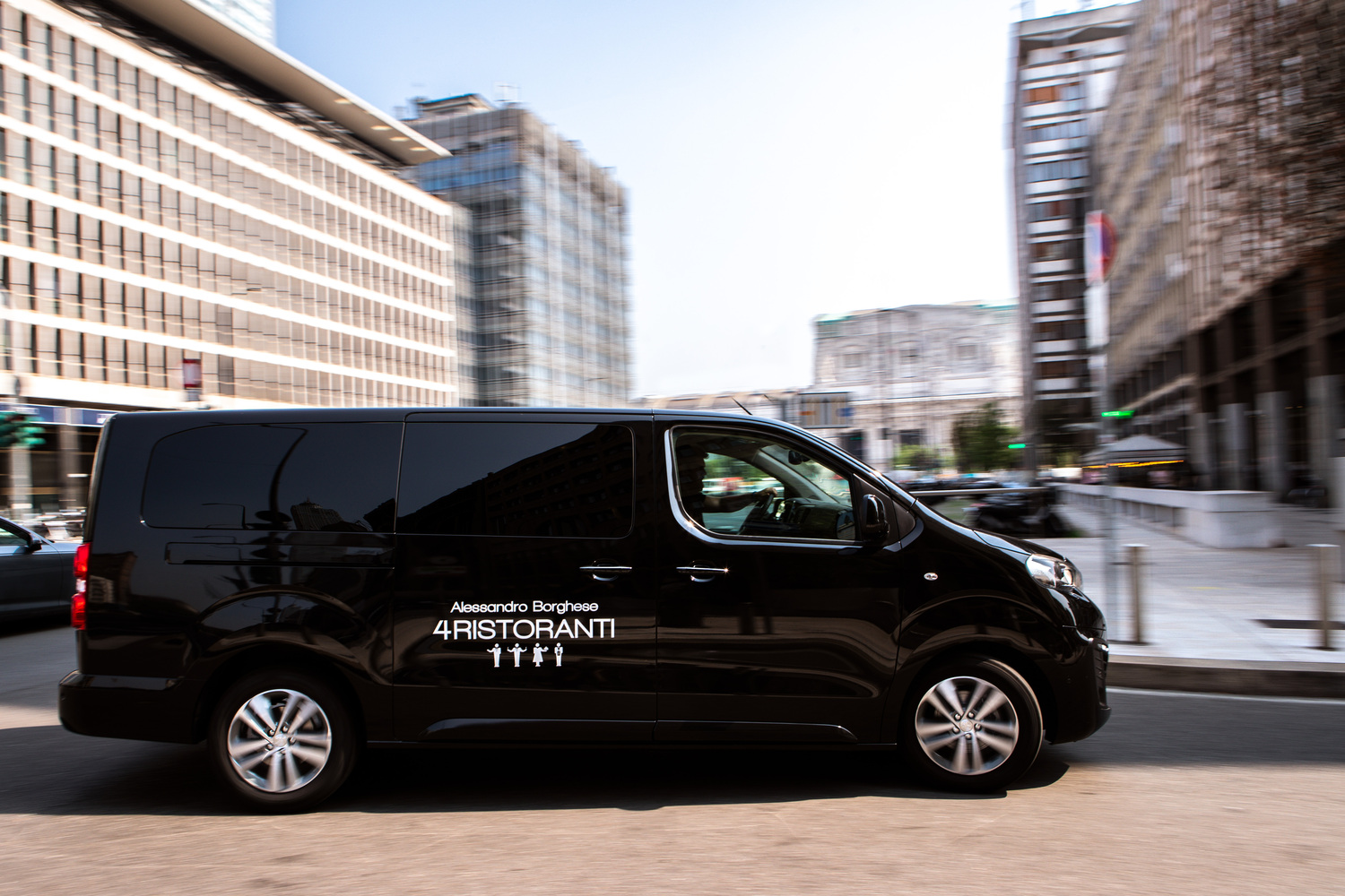 Peugeot Traveller, vettura ufficiale della serie TV “4 Ristoranti”