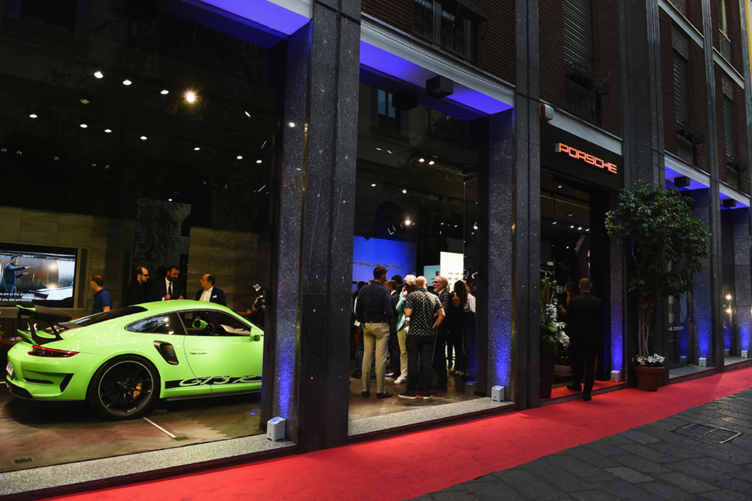 Milano: nel Quadrilatero della moda apre il 5° Porsche Studio al mondo