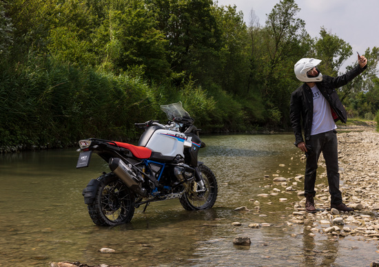 BMW R 1200GS RAD by Unit Garage: ha il becco con le ali da MotoGP BMW R 1200GS RAD by Unit Garage: ha il becco con le ali da MotoGP