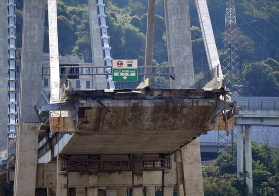 Crollo ponte Morandi, indagate 20 persone e Autostrade Crollo ponte Morandi, indagate 20 persone e Autostrade