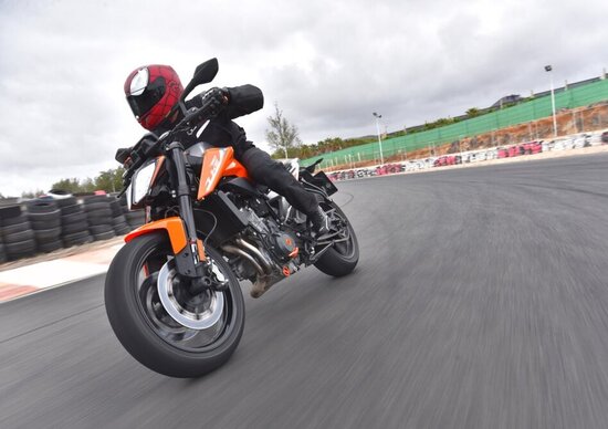 I video della vostra prova con la KTM 790 Duke. Grazie, ora tutti a Misano! I video della vostra prova con la KTM 790 Duke. Grazie, ora tutti a Misano!