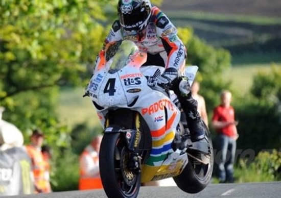 Tourist Trophy. Hutchinson conquista la Superbike TT Tourist Trophy. Hutchinson conquista la Superbike TT