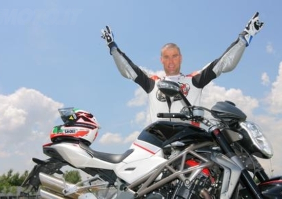 Marco Confortola prova la MV Agusta Brutale Marco Confortola prova la MV Agusta Brutale