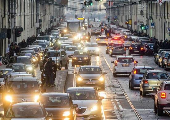 Emissioni CO2 auto nuove: in dieci anni calate del 22% Emissioni CO2 auto nuove: in dieci anni calate del 22%