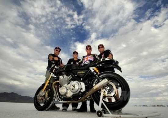 La nuova Norton svetta a Bonneville Salt Flats La nuova Norton svetta a Bonneville Salt Flats