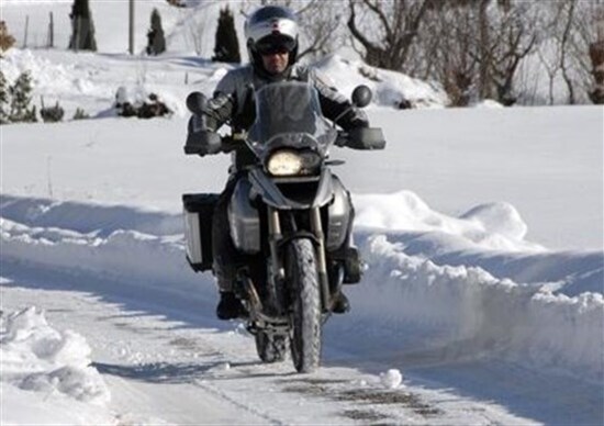 Sondaggio. I motociclisti e l'inverno. Amore o odio? Sondaggio. I motociclisti e l'inverno. Amore o odio?