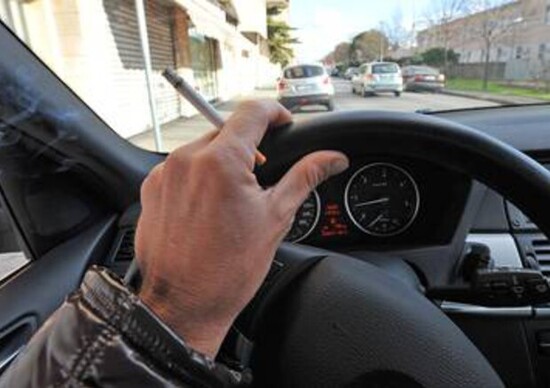 Divieto totale di fumare in auto: il disegno di legge Divieto totale di fumare in auto: il disegno di legge