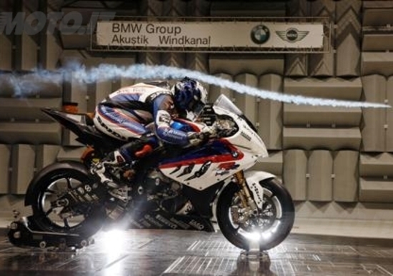 BMW S 1000 RR SBK. Corser e Haslam nella galleria del vento BMW S 1000 RR SBK. Corser e Haslam nella galleria del vento