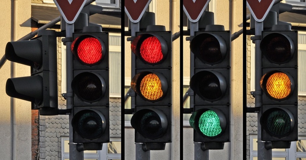 Semaforo giallo? Si rallenta! Multa da rosso valida anche se l’avviso è minimo