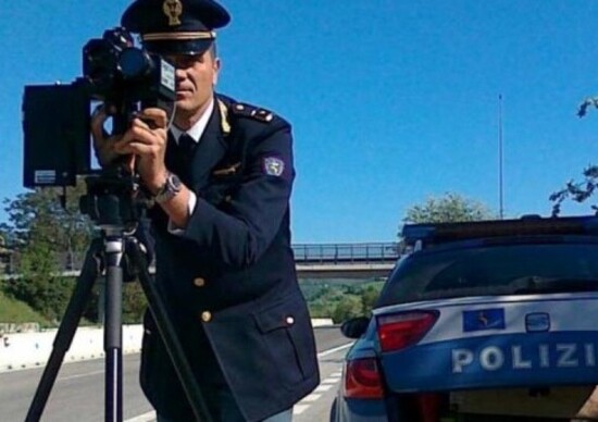 Como, a 200 km/h in autostrada: multa da 800 euro per tre svizzeri Como, a 200 km/h in autostrada: multa da 800 euro per tre svizzeri