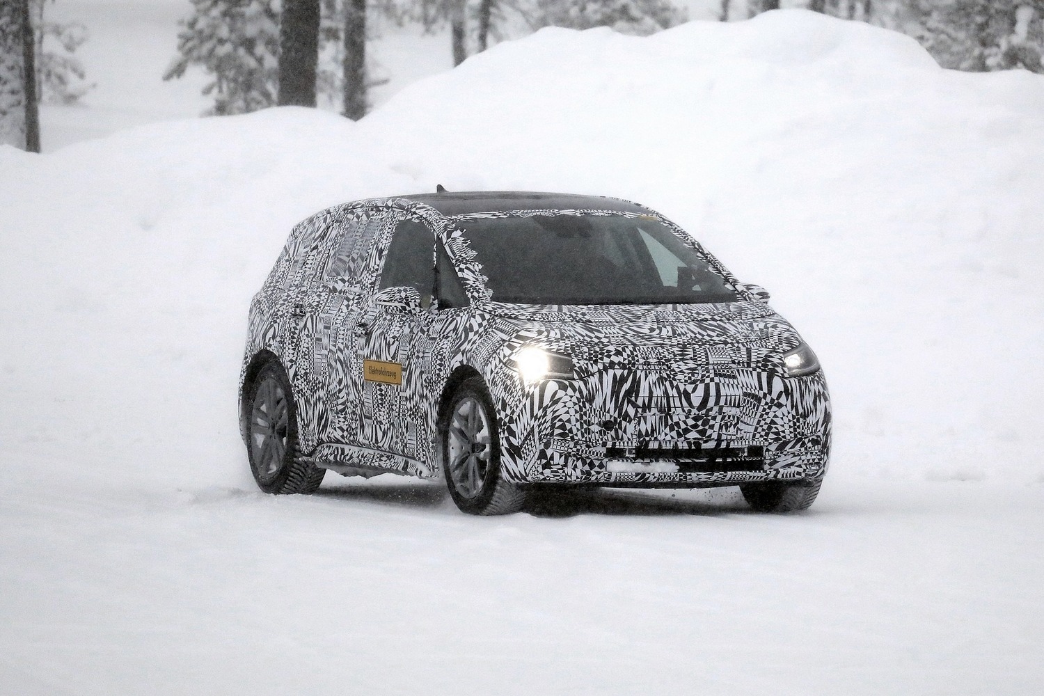 Volkswagen I.D. Neo, le foto spia dell’elettrica sulla neve