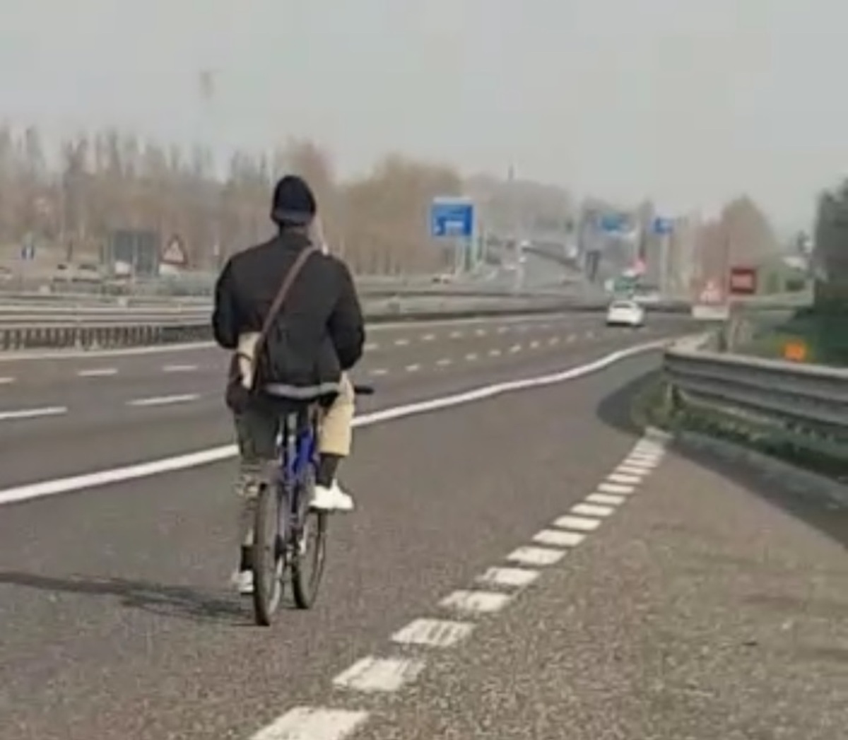 bicicletta autostrada a4