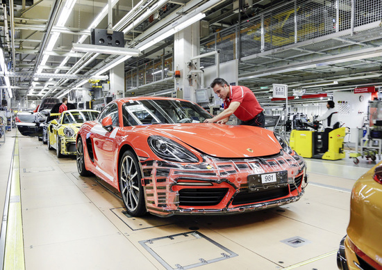 Porsche: maxibonus da 9.700 euro ai dipendenti Porsche: maxibonus da 9.700 euro ai dipendenti