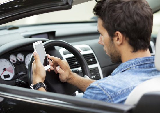Codice Della Strada, sì ai 125 in autostrada e patente sospesa per la guida al cellulare Codice Della Strada, sì ai 125 in autostrada e patente sospesa per la guida al cellulare