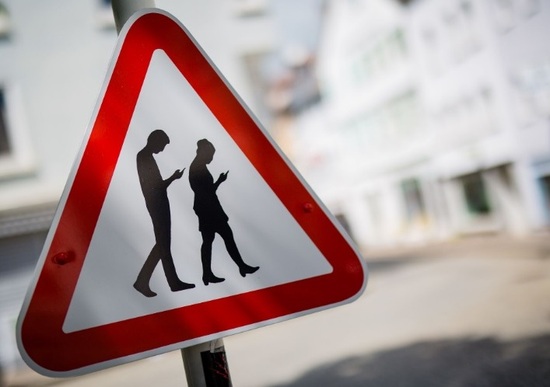 Gli “smombie”, i pericolosi pedoni malati di smartphone Gli “smombie”, i pericolosi pedoni malati di smartphone