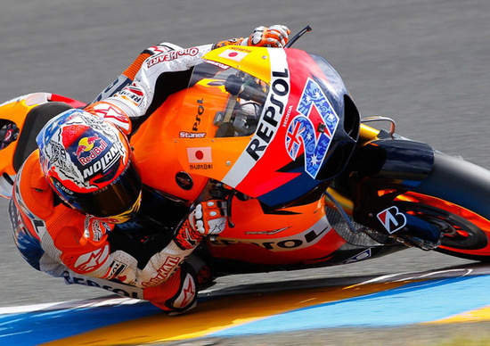 Stoner vince a Le Mans. Primo podio per Rossi Stoner vince a Le Mans. Primo podio per Rossi