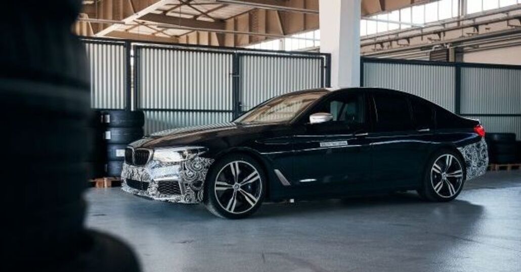 Con l’ibrido Plug-in BMW si passa automaticamente in EV quando serve: basterà per entrare gratis in tutte le ZTL?