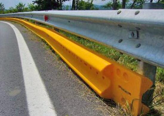 Guardrail salvamotociclisti: l'opinione dell'esperto e le critiche al decreto Guardrail salvamotociclisti: l'opinione dell'esperto e le critiche al decreto
