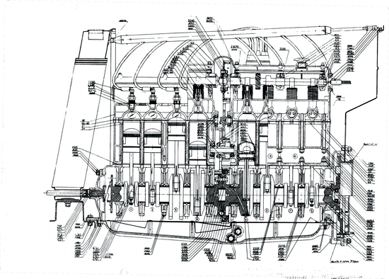 Sezione longitudinale di un motore Horch a otto cilindri in linea del 1927. Veniva impiegata una distribuzione bialbero, con comando ad alberello e coppie coniche. La cilindrata era di 3,4 litri e la potenza di 65 CV a 3400 giri/min. L’albero a gomiti poggiava su cinque supporti di banco