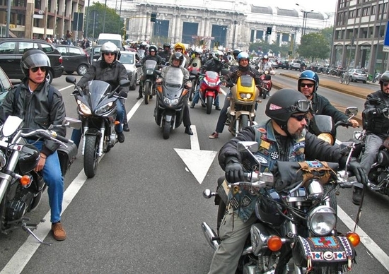 I motociclisti scendono in piazza contro la proposta di revisione annuale I motociclisti scendono in piazza contro la proposta di revisione annuale