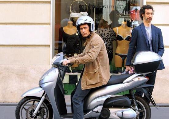 Raul Bova punta il dito contro Roma: Troppe buche per muoversi in scooter Raul Bova punta il dito contro Roma: Troppe buche per muoversi in scooter
