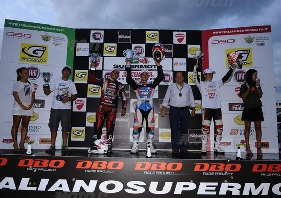 Ivan Lazzarini si riconferma campione italiano Supermoto S1 Ivan Lazzarini si riconferma campione italiano Supermoto S1