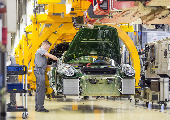 La guerra dei dazi Usa-UE: ecco cosa rischia l'industria dell'auto La guerra dei dazi Usa-UE: ecco cosa rischia l'industria dell'auto
