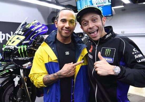 Valentino Rossi sulla Mercedes di Hamilton. E Lewis sulla Yamaha M1. In arrivo la sfida tra “big” Valentino Rossi sulla Mercedes di Hamilton. E Lewis sulla Yamaha M1. In arrivo la sfida tra “big”