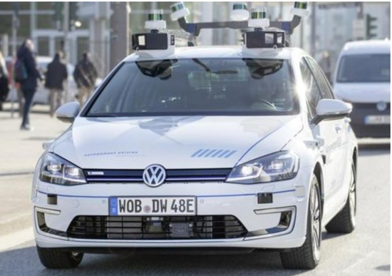 California: l'auto a guida autonoma che impara dai motociclisti California: l'auto a guida autonoma che impara dai motociclisti