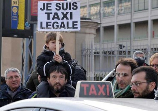 Taxi: a Milano sciopero spontaneo contro Uber Taxi: a Milano sciopero spontaneo contro Uber