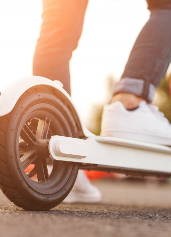 Monopattini elettrici equiparati alle le bici. Lemendamento approvato nella notte