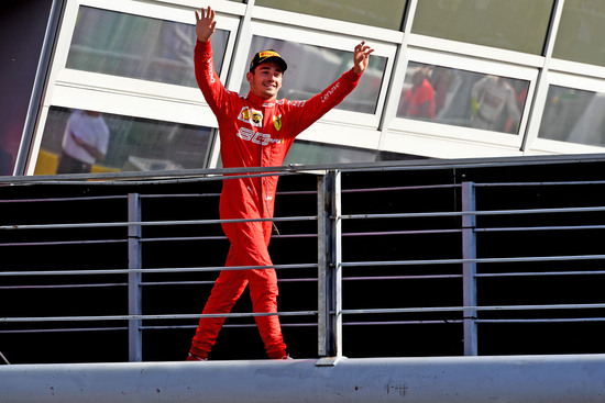 Charles Leclerc saluta i tifosi dal podio di Monza quest'anno