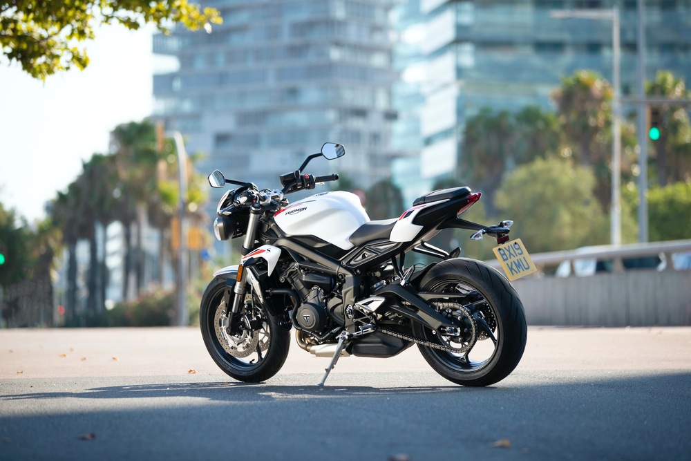 street-triple-s-20my-static-12.jpg
